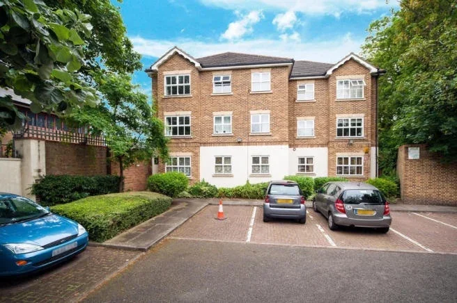 Flat Flodden Road in Greater London