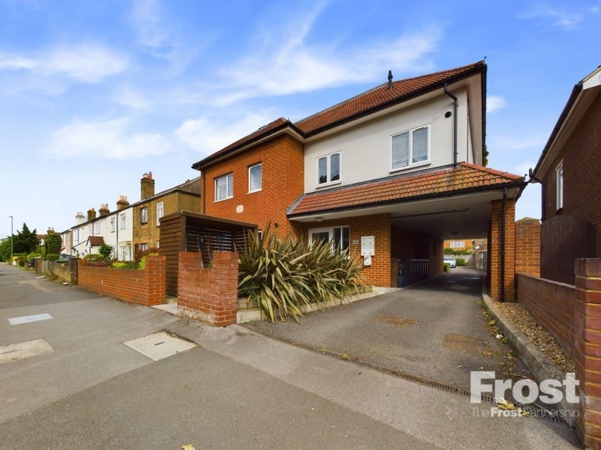 Flat Woodthorpe Road in Borough of Spelthorne