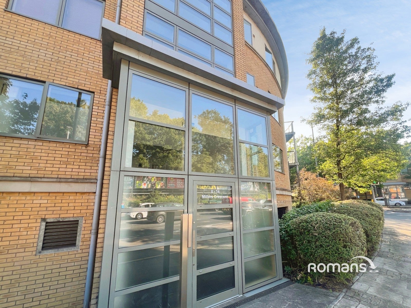 Flat Ryemead Way in High Wycombe