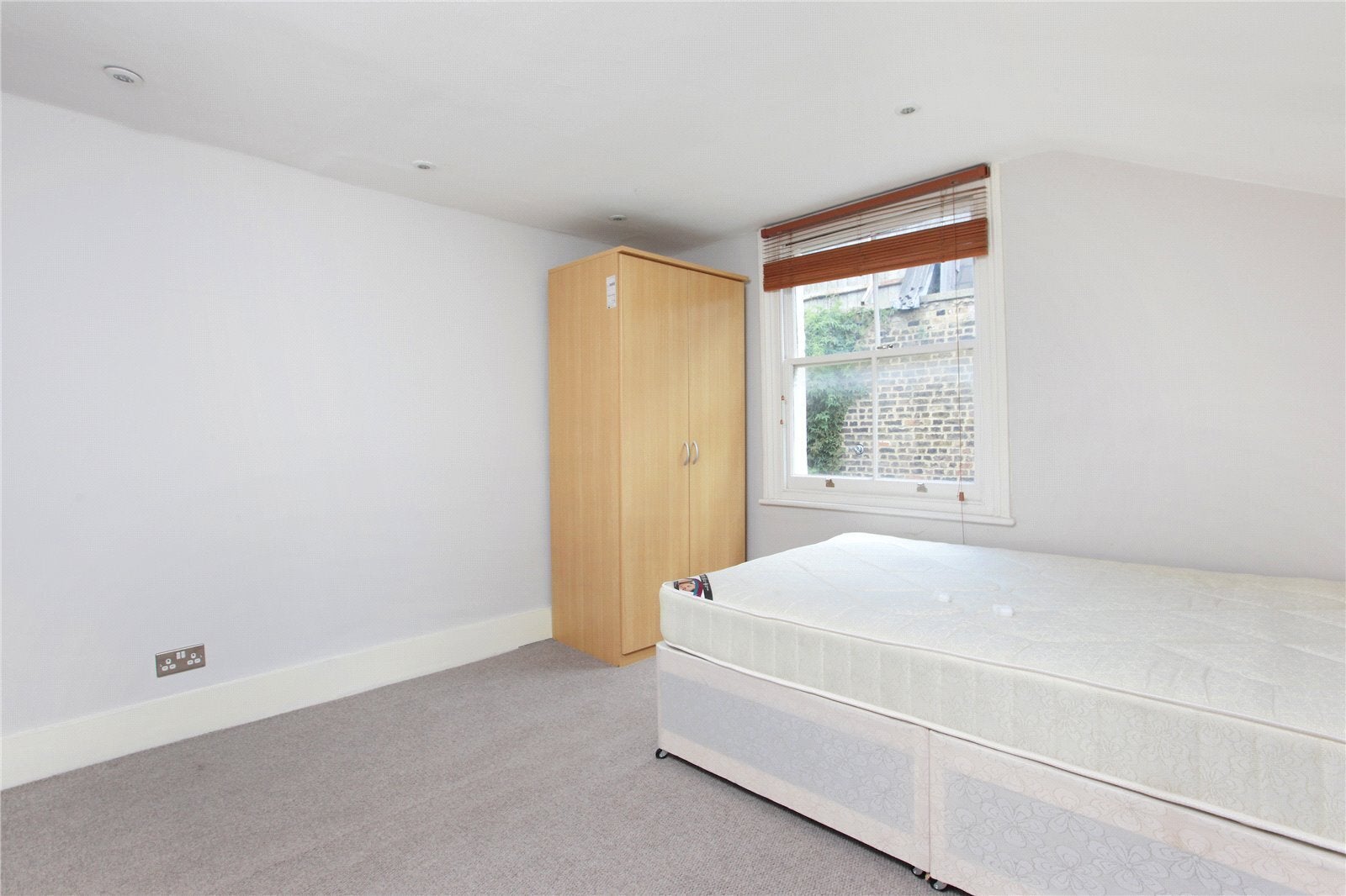 Flat Aliwal Road in Greater London