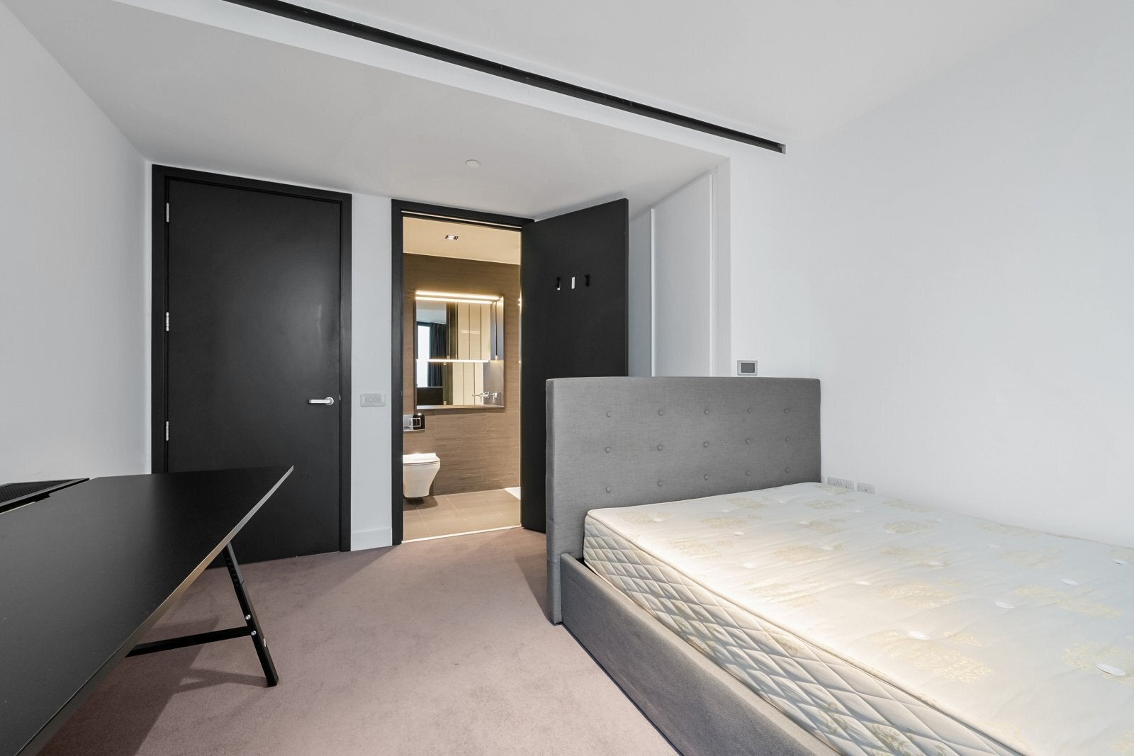 Flat Burdett Road in Greater London
