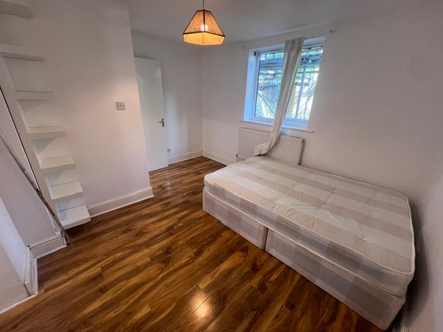 Flat Vicarage Grove in Greater London