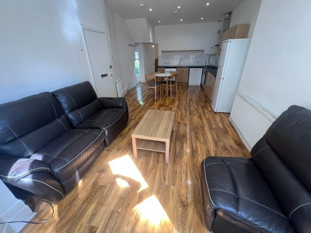 Flat Vicarage Grove in Greater London
