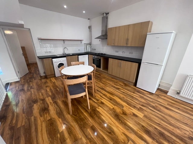 Flat Vicarage Grove in Greater London