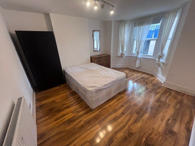 Flat Vicarage Grove in Greater London