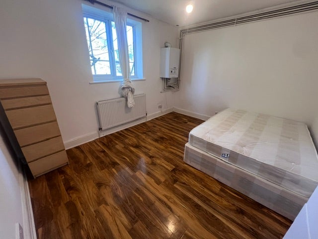 Flat Vicarage Grove in Greater London
