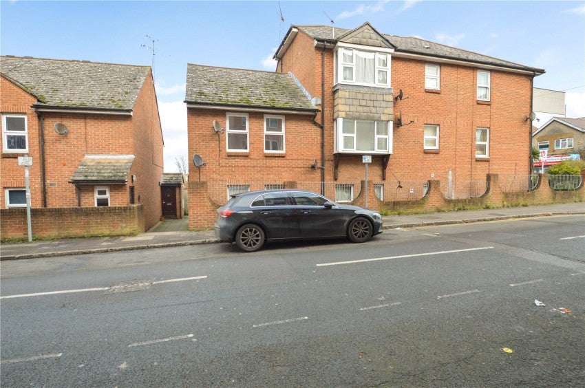 Flat Queen's Road in Slough