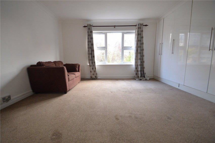 Flat Queen's Road in Slough
