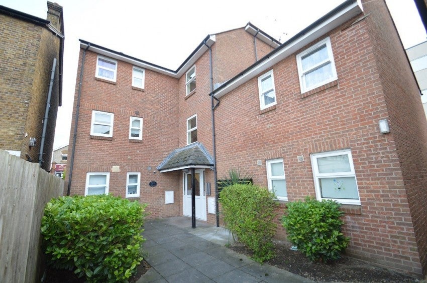 Flat Queen's Road in Slough