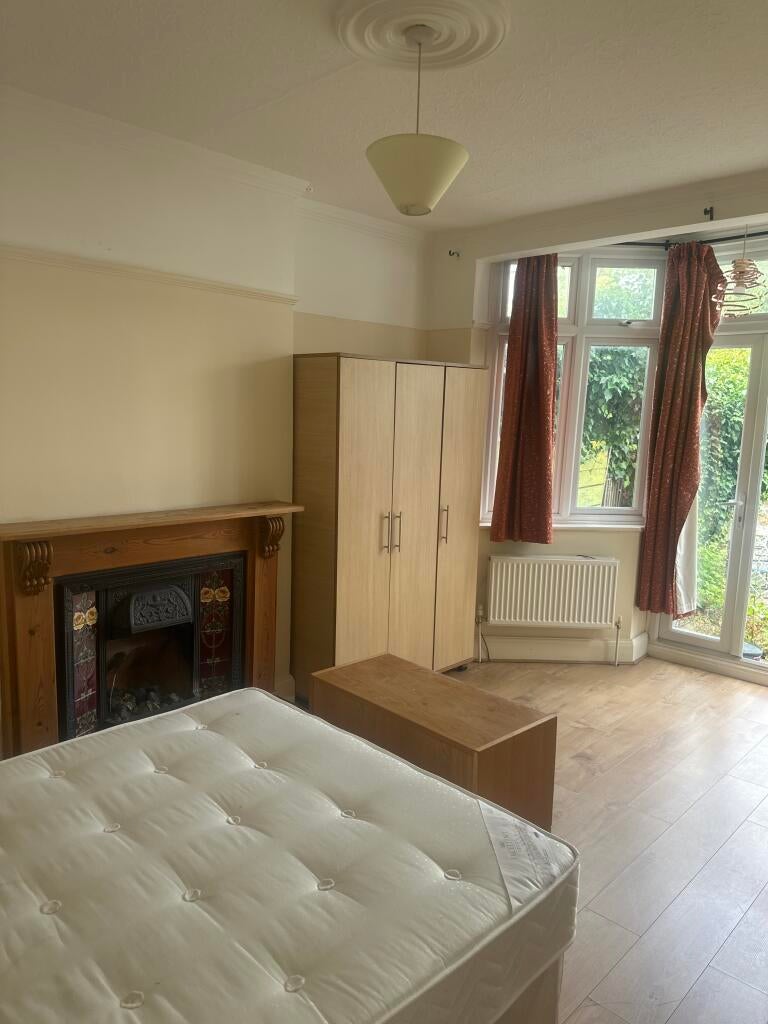 Room Woodfield Way in London