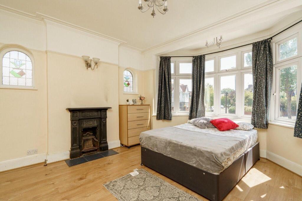 Room Woodfield Way in London