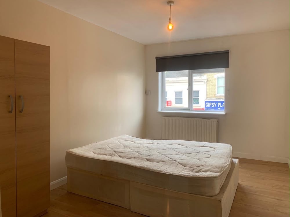 Flat Gipsy Road in Greater London