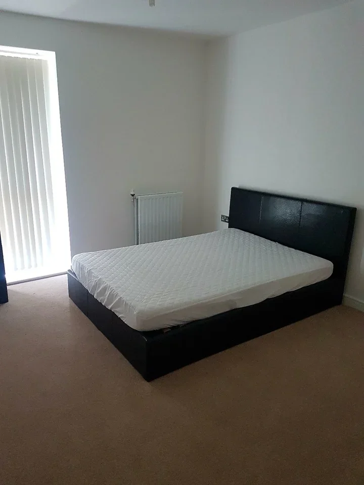 Room Handley Page Road in Greater London