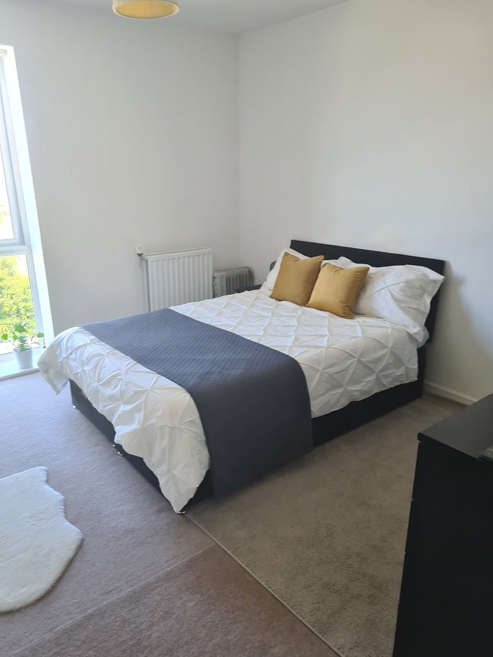 Room Handley Page Road in Greater London