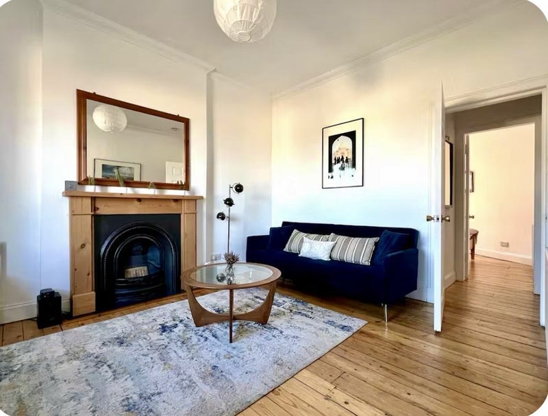 Flat Parkside Street in City of Edinburgh