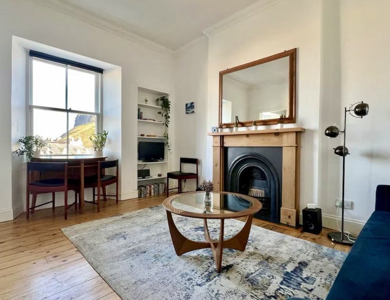 Flat Parkside Street in City of Edinburgh