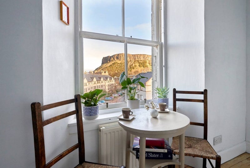 Flat Parkside Street in City of Edinburgh