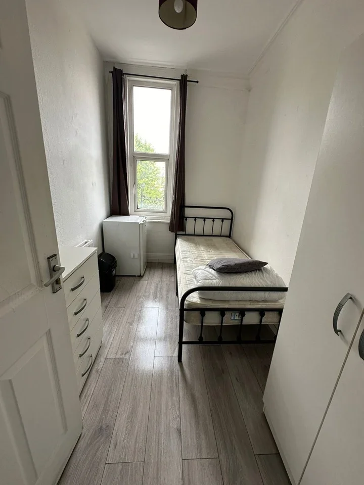 Room Kilburn High Road in Greater London