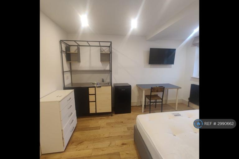 Flat Prince of Wales Close in Greater London