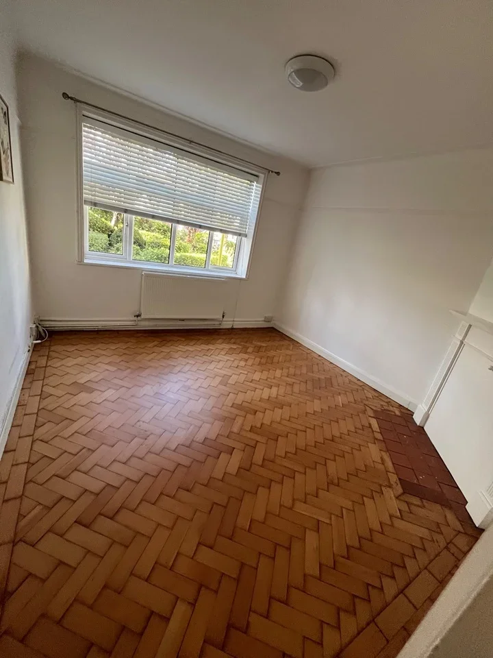 Flat Carshalton Road in Greater London