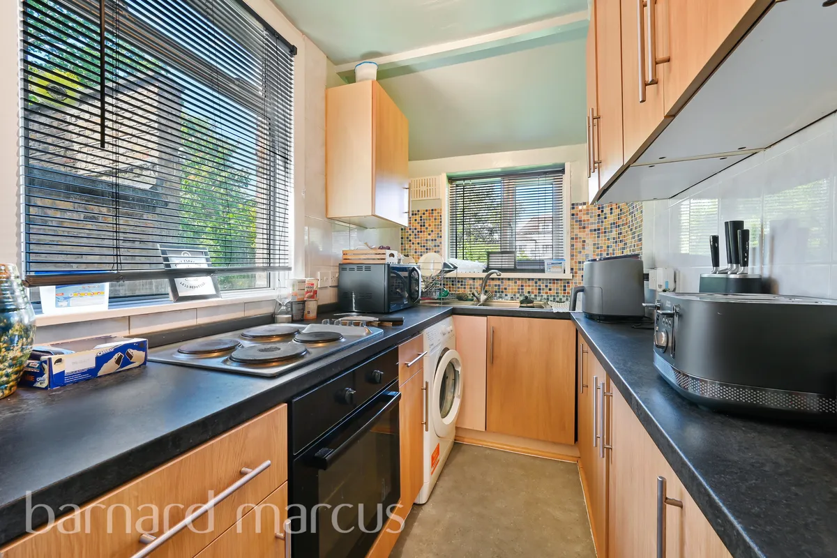 Flat Barrow Road in Greater London