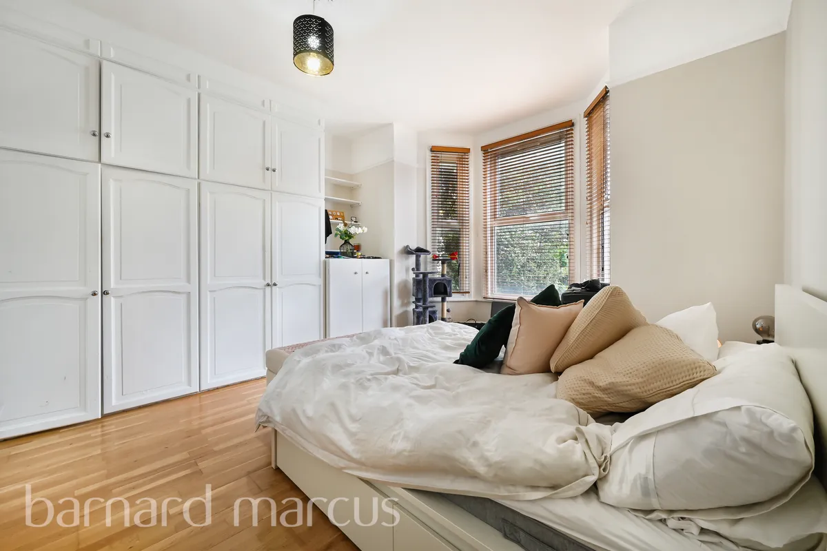 Flat Barrow Road in Greater London