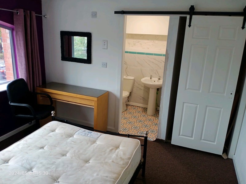 Room New Hall Lane in Preston