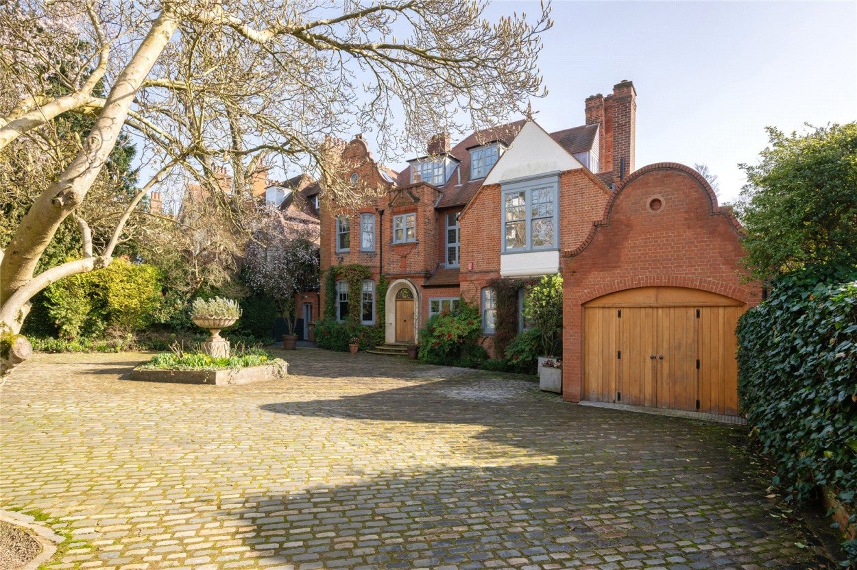 House Broadlands Road in Greater London