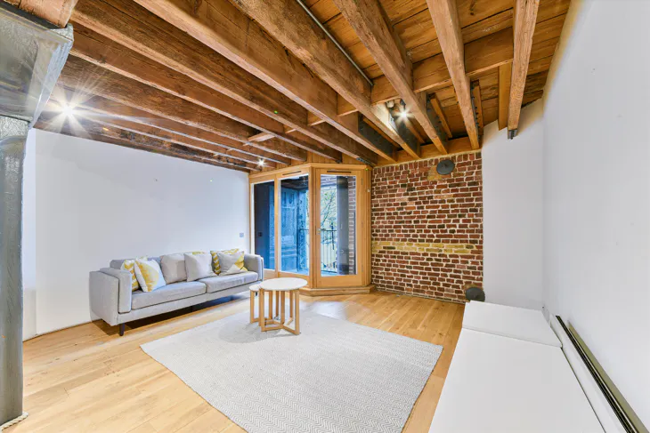 Flat Hertsmere Road in Greater London