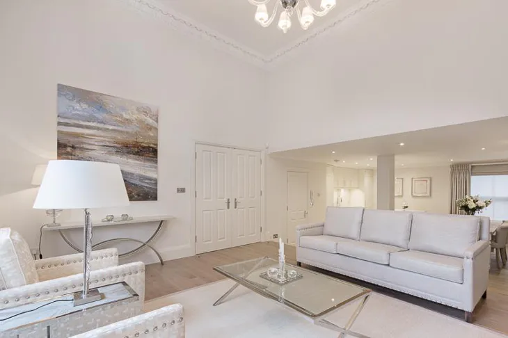 Flat Vicarage Gate in Greater London