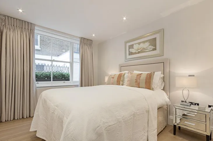 Flat Vicarage Gate in Greater London