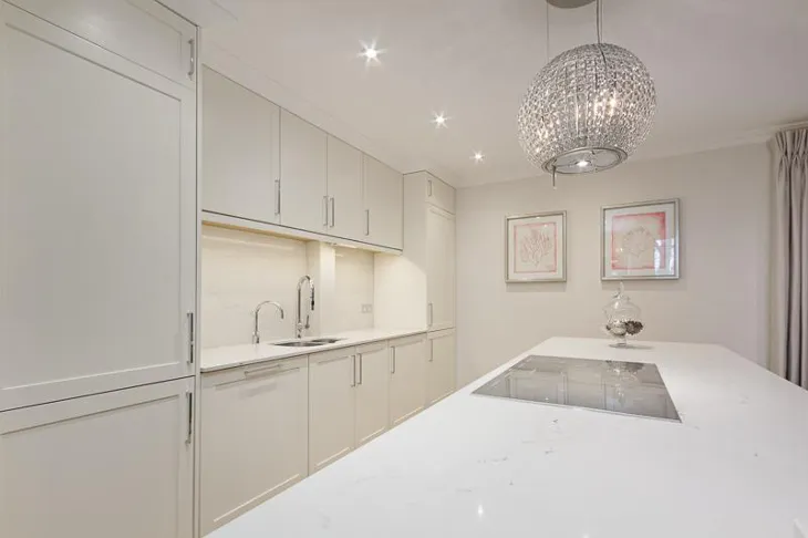 Flat Vicarage Gate in Greater London