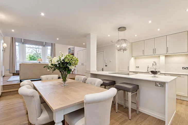Flat Vicarage Gate in Greater London