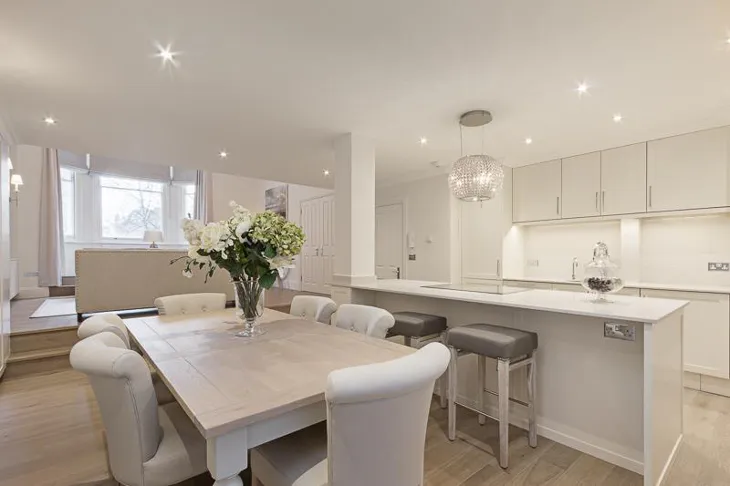 Flat Vicarage Gate in Greater London