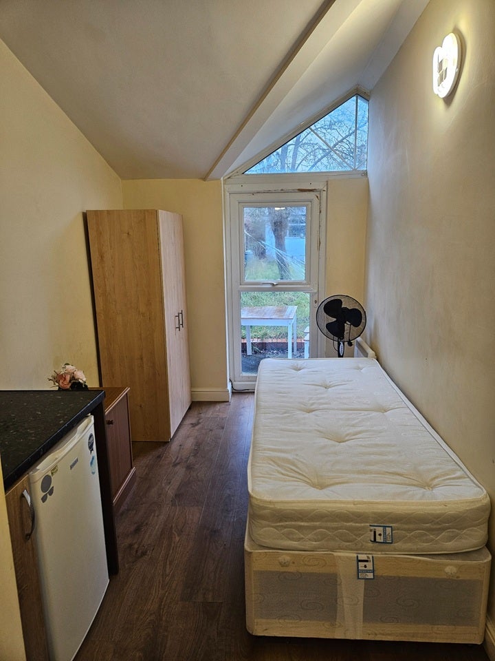 Flat Swan Close in Greater London