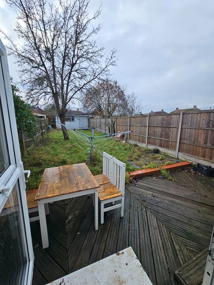 Flat Swan Close in Greater London