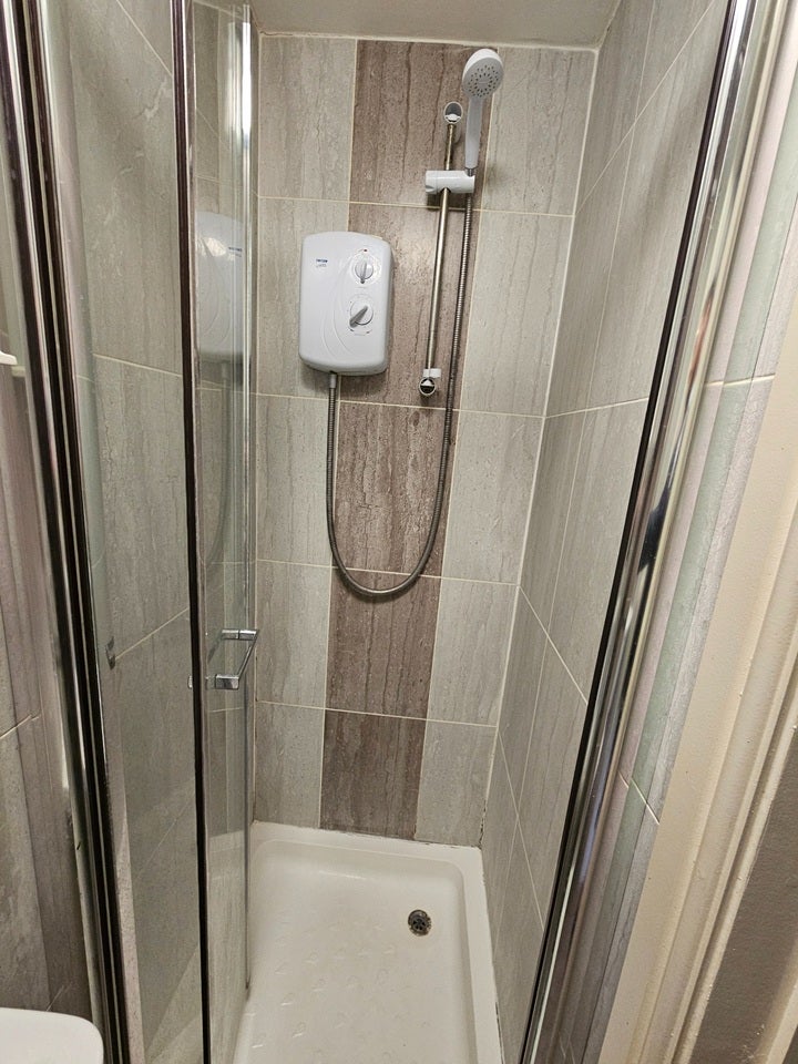 Flat Swan Close in Greater London