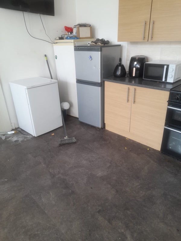 Room Raynville Road in Leeds