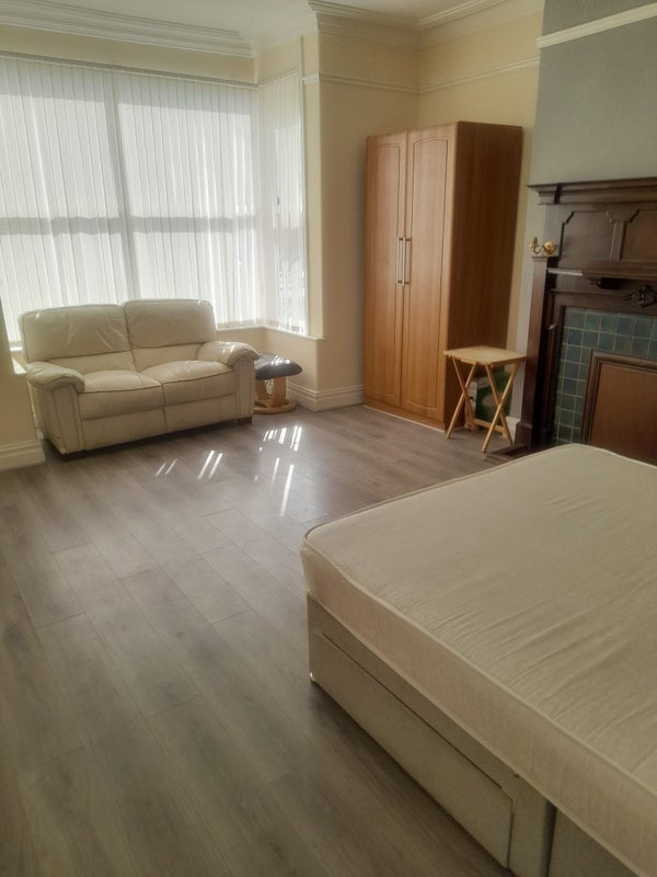 Room Raynville Road in Leeds