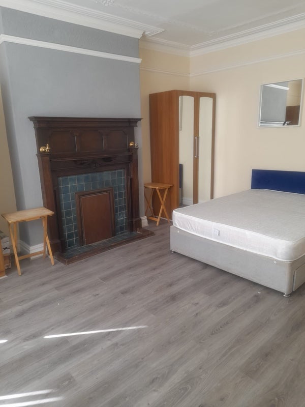 Room Raynville Road in Leeds