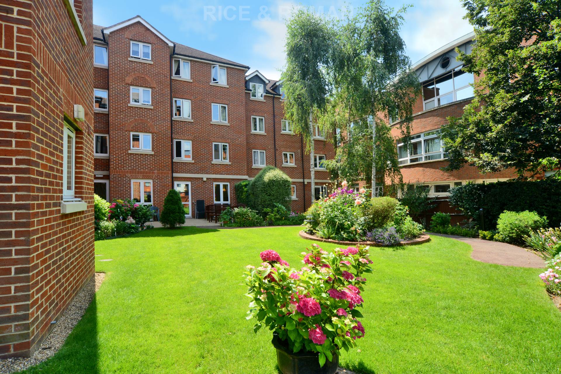 Flat The Parade in Epsom and Ewell