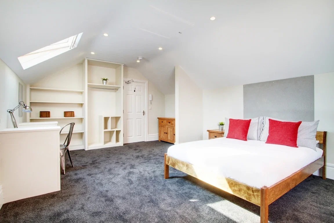 Room Waterloo Road in Nottingham