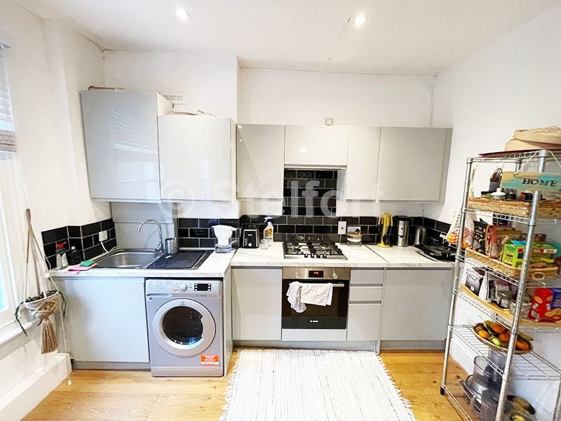 Flat Stock Orchard Crescent in Greater London