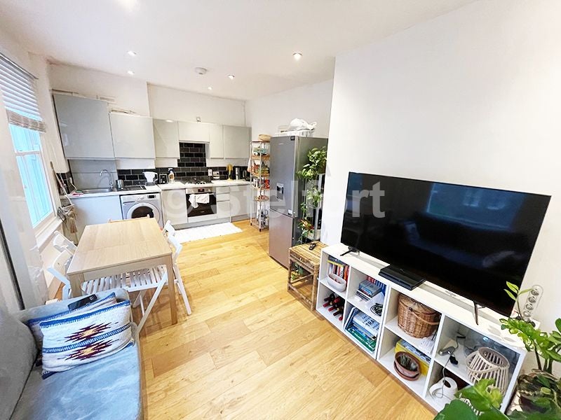 Flat Stock Orchard Crescent in Greater London
