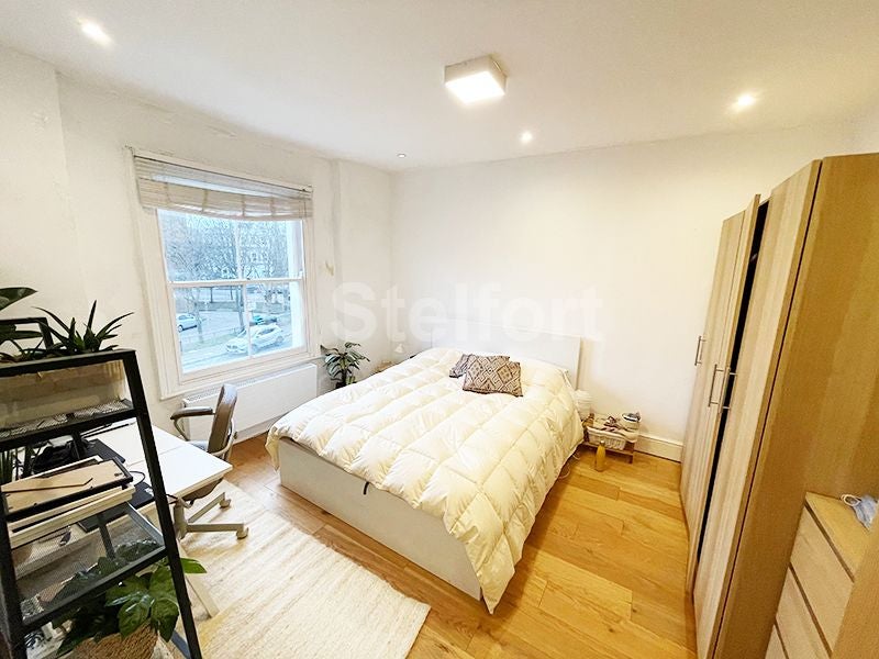 Flat Stock Orchard Crescent in Greater London