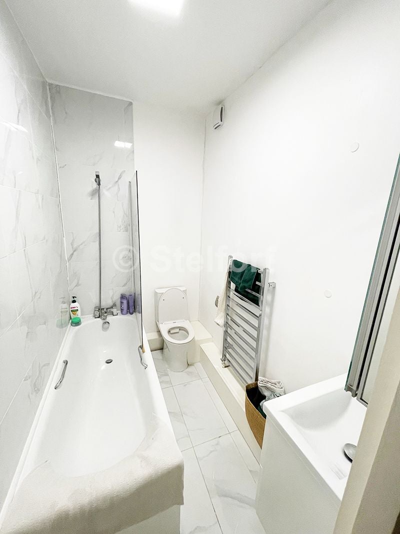 Flat Stock Orchard Crescent in Greater London