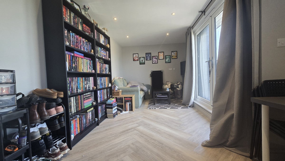 Flat Bourne Way in Greater London