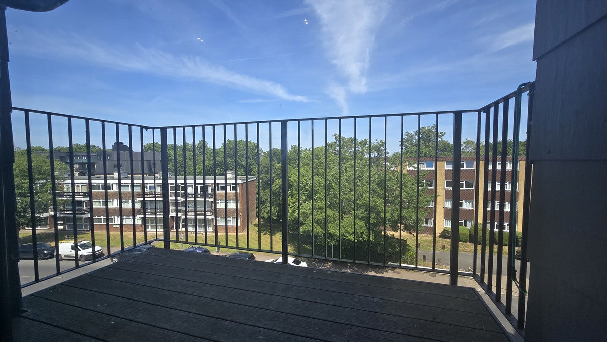 Flat Bourne Way in Greater London