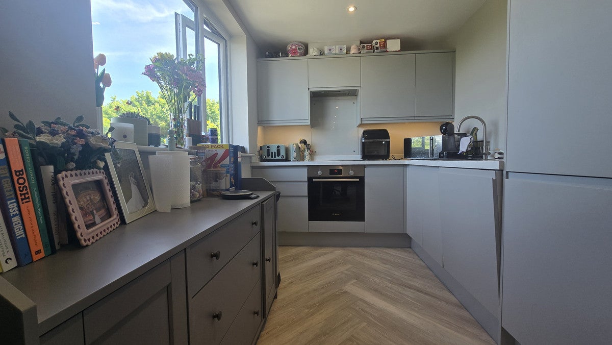 Flat Bourne Way in Greater London