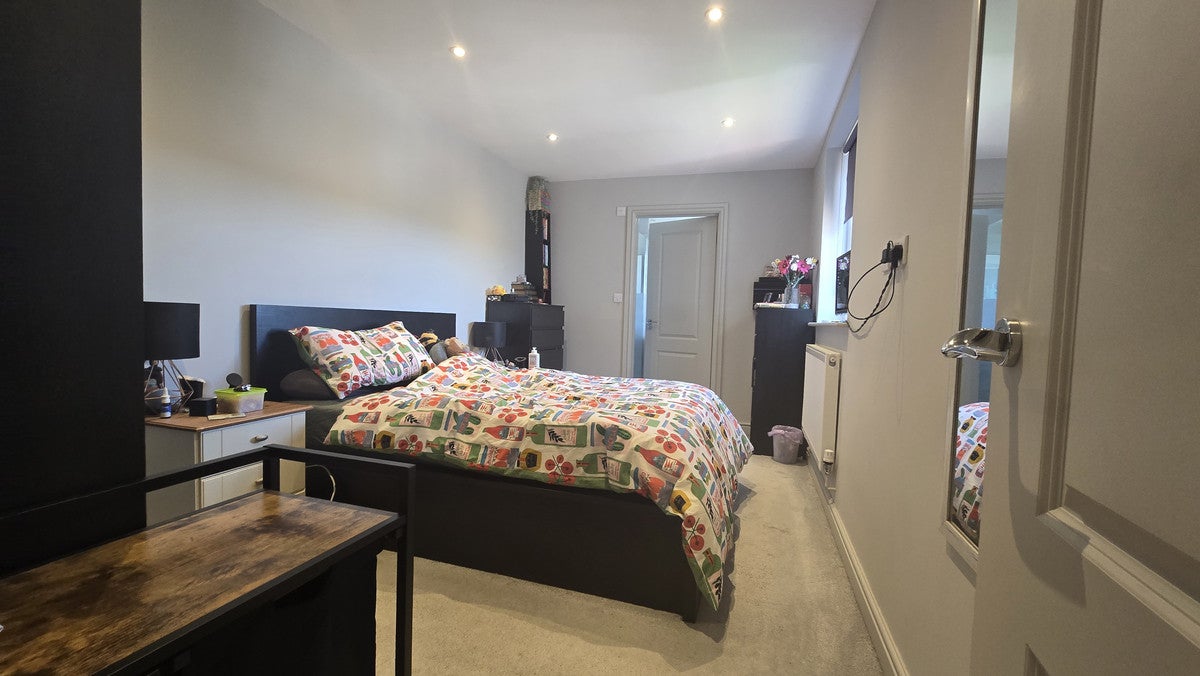 Flat Bourne Way in Greater London